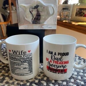 NWOT Two white porcelain mugs with sayings and two teabag holders new in…​